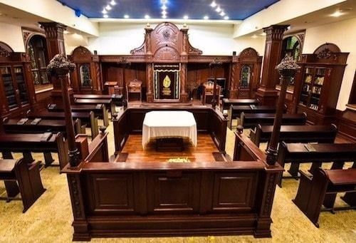 Innenansicht einer Synagoge mit Bima und reich verziertem Toraschrein